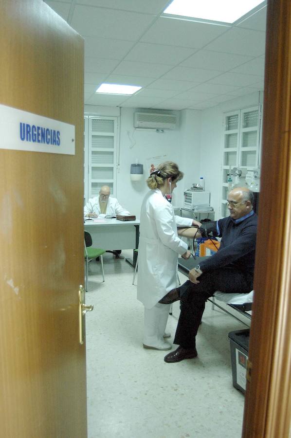 Una enfermera toma la tensión a un paciente