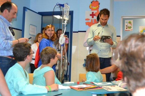 Calderón durante una de sus visitas a los niños hospitalizados en el Materno. :: Fundación j. m. calderón