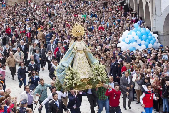 Momento de 'La Carrerita' en Domingo de Resurrección. :: f. h.