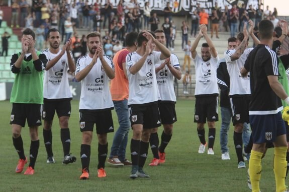 Los jugadores del Mérida agradecen a la afición su apoyo tras la victoria ante el Jaén. :: J. M. ROMERO