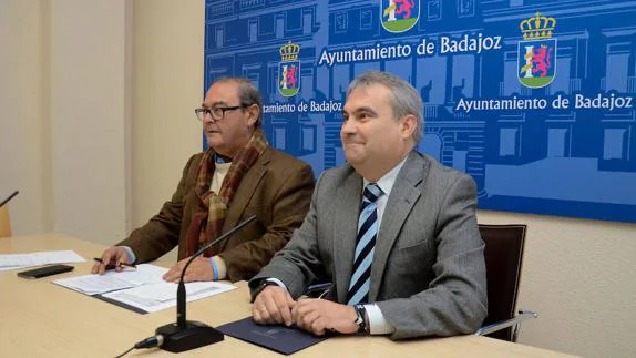 El portavoz del Grupo Municipal de Ciudadanos, Luis García-Borruel, junto al alcalde de Badajoz, Francisco Javier Fragoso. 