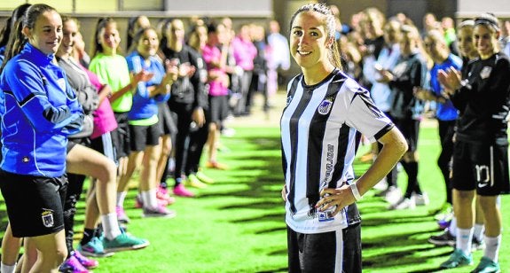 Jessi presenta la nueva camiseta del CFF Badajoz. :: J. V. ARNELAS