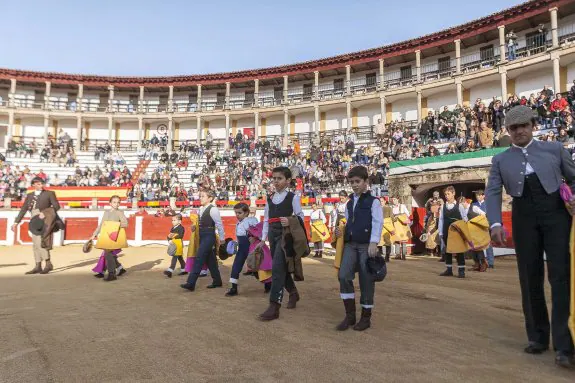Alumnos de la Escuela Taurina de Cáceres tentaron a cuatro becerras en la Era de los Mártires. :: jorge rey