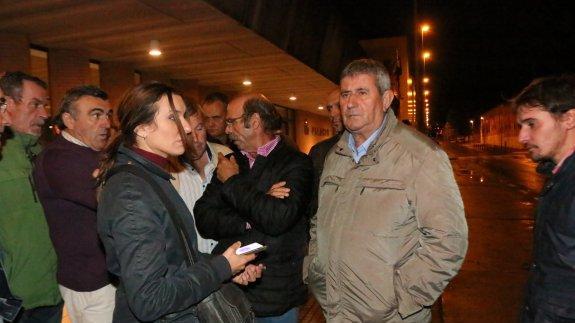 Lorenzo Ramos, junto a Cati García, de UPA-UCE, y otras personas a las puertas del juzgado de Mérida el pasado sábado