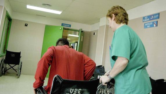 Una enfermera ayuda a un paciente en la sala de urgencias de un centro de salud.