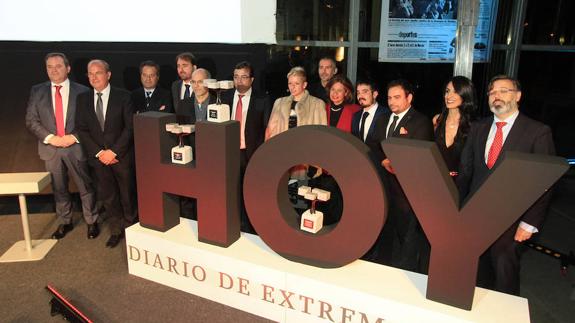 Foto de grupo con los premiados.
