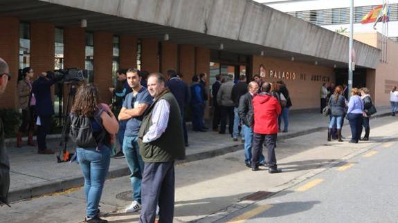 Militantes y simpatizantes de UPA la semana pasada ante el Palacio de Justicia de Mérida.