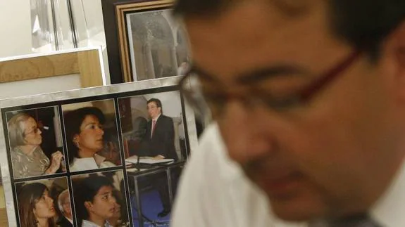 Imagen de Guillermo Fernández Vara con fotografías de su familia de fondo en su despacho. 