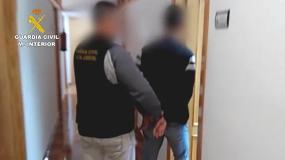La Guardia Civil detiene a tres varones y una mujer por violar sistemáticamente a una niña desde que tenía 13 años 