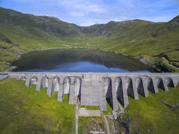 Muro de la presa de Cruachan, en el lago Awe, en Argyll (Escocia). :: francis tsang