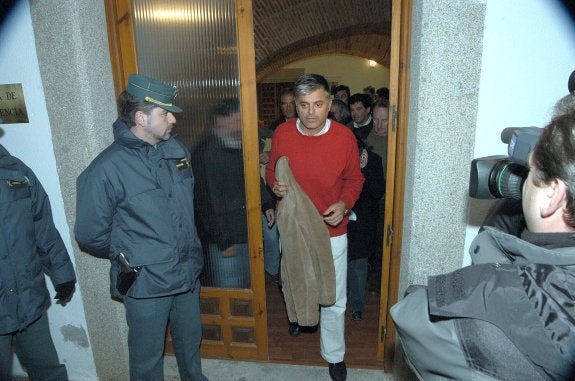 Luis Cortés saliendo del juzgado de Trujillo tras su detención en enero de 2005. :: hoy