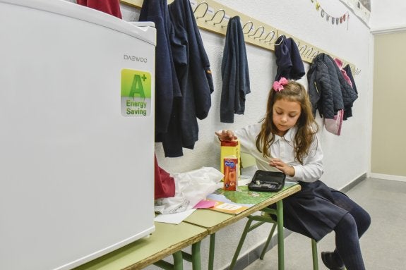 Ainoa, de ocho años, controla sus niveles de glucosa con ayuda de sus profesores. :: J. V. Arnelas