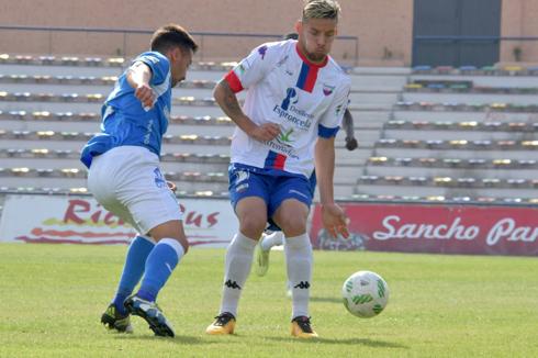 José Manuel intenta controlar el balón. :: cata zambrano