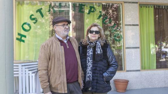 Ramón Cid de Rivera y Teresa Izquierdo se alojan provisionalmente en el hostal Neptuno. ::