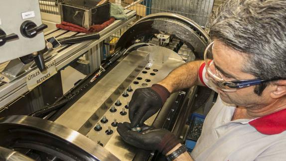 Trabajador de Deutz, en Zafra, durante su jornada laboral. :: 