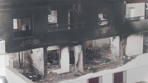 Abajo la vivienda siniestrada, en el cuarto piso, ayer. La de arriba también ha sido precintada. :: 