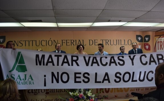 La consejera, detrás de la pancarta; a la izquierda la sostiene Ángel García Blanco. :: j. s.