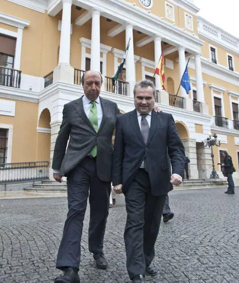 Germán López Iglesias junto al alcalde de la ciudad, Francisco Javier Fragoso.