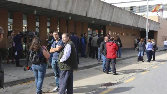 Simpatizantes de UPA-UCE a las puertas del Palacio de Justicia de Mérida el pasado día 4.