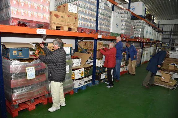 Voluntarios colocan los productos en la sede del banco. :: d. palma