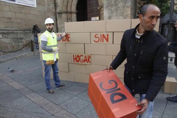 Ayer se construyó un muro simbólico para reclamar dignidad para las personas sin hogar. :: a. méndez