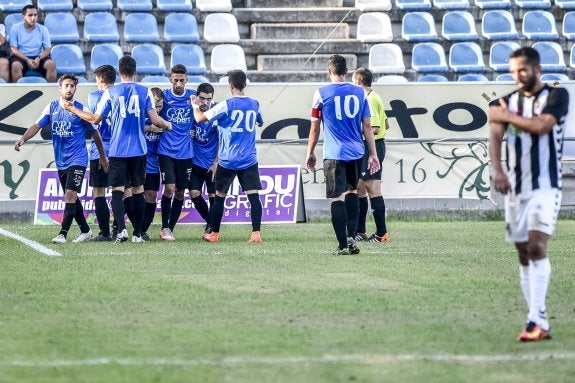 Los jugadores del Azuaga celebran uno de sus dos goles en el Nuevo Vivero ante el Badajoz. :: j. v. arnelas