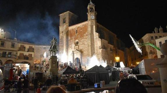 Rodaje de la serie en la Plaza Mayor de Trujillo.