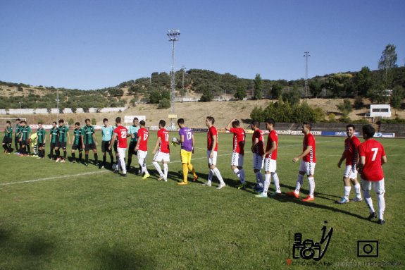 Saludos entre el Jerez y el Badajoz en el encuentro de la actual liga disputado en Jerez. :: fran jiménez