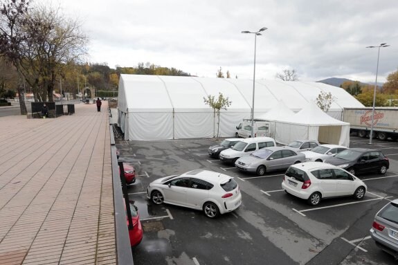 La carpa ocupa aproximadamente la mitad de las plazas. :: andy solé