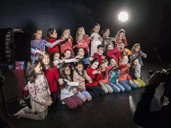 Coro infantil 'sf' del colegio de la Sagrada Familia, ayer, durante la grabación en Badajoz. :: Pakopí