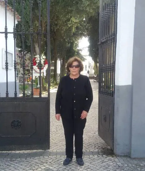María Pérez, a las puertas del cementerio