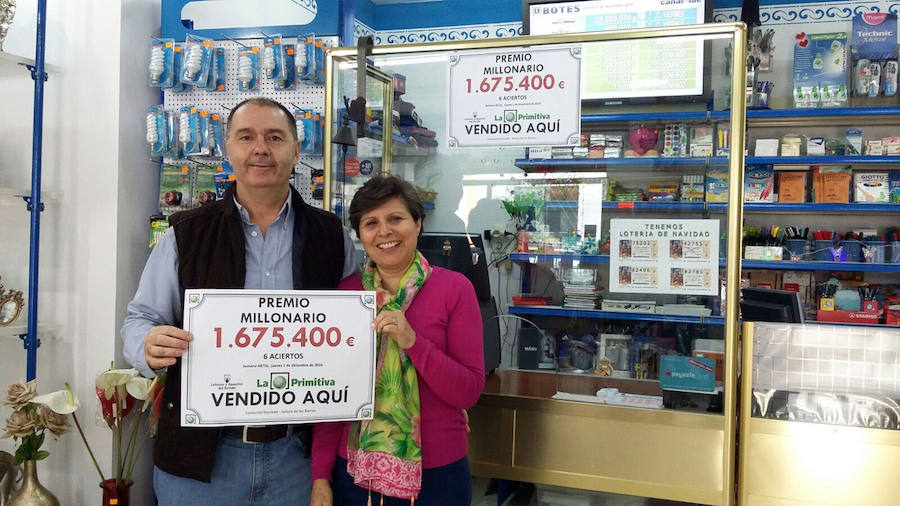 Manuel García y su mujer, en el despacho de Loterías de Solana