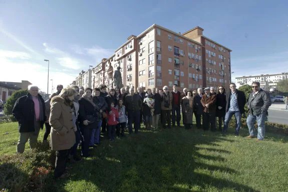Participantes en el homenaje a la figura del minero, celebrado en la glorieta de acceso a Aldea Moret. :: lorenzo cordero