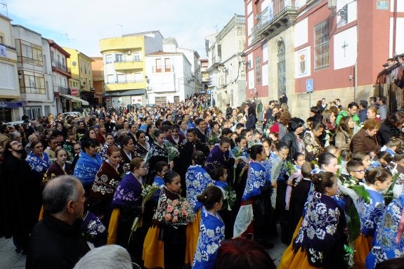 Ofrenda floral celebrada el domingo. :: C. m. c.