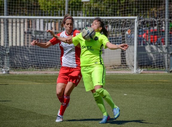 Estefa disputa el balón a una jugadora del Levante en el partido de la temporada pasada :: Casimiro Moreno