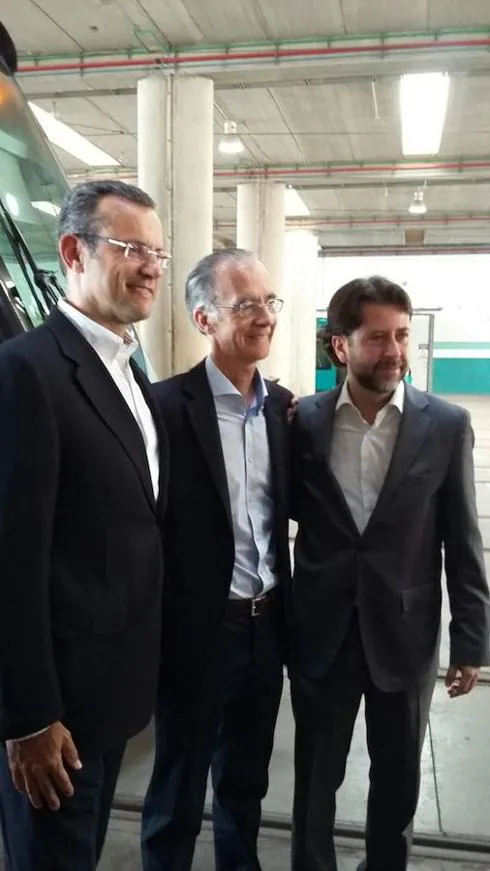 En el centro, Juan Tienza con las autoridades insulares el día de su homenaje.