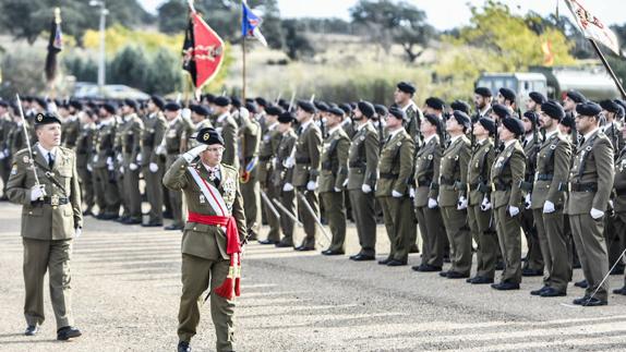 El general Dacoba pasando revista ayer a la tropa en el cuartel General Menacho.