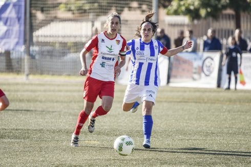 Jenny persigue a Estefa, que lleva ya seis goles. :: J. V. Arnelas