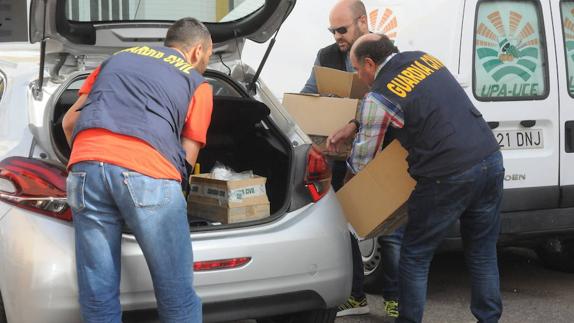 Agentes requisan cajas con documentos de la sede de UPA en Mérida el 2 de noviembre.