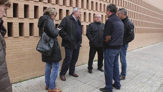 El secretario general de UPA federal, Lorenzo Ramos, con compañeros ante los juzgados. ::