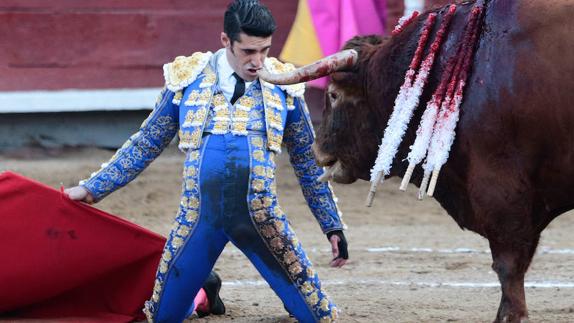 Alejandro Talavante durante una corrida de toros en Lima.