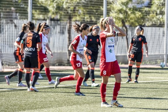 Estefa, la pichichi del Santa Teresa con seis goles, se lamenta de una oportunidad fallada ante el Valencia. :: J. V. Arnelas