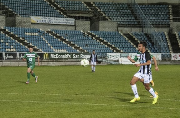 El juvenil Zeus causó una gran impresión a los pocos seguidores que acudieron al Nuevo Vivero para ver el Badajoz-Mancha Real. :: PAKOPI