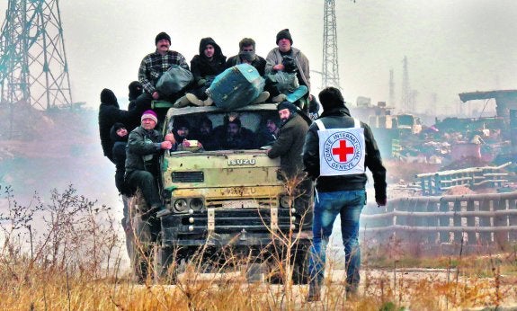 Cualquier medio es bueno para huir de la guerra, aunque a veces sea para volver a casa y comprobar que ya no está en pie. :: afp