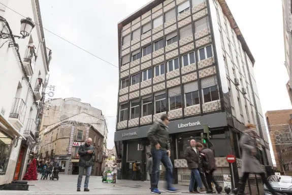 Edificio de la calle San Pedro, donde seguirá abierta la oficina principal. :: JORGE REY