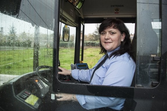 Mercedes Galindo (48 años), al volante de un autobús urbano de Badajoz. :: pakopí