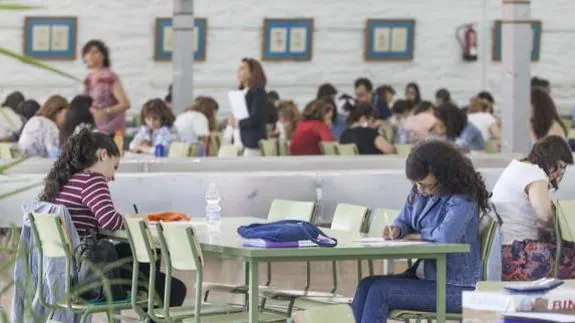 Aspirantes al cuerpo de maestros de Extremadura realizan un examen.