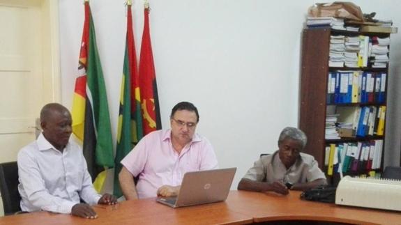 Santos Lozano mostrando su proyecto. 