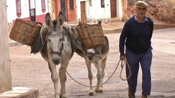 Garlitos, el pueblo en el que cantan las máquinas de coser