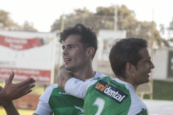 Gerard Artigas, felicitado tras su primer gol con el Cacereño. :: J. REY